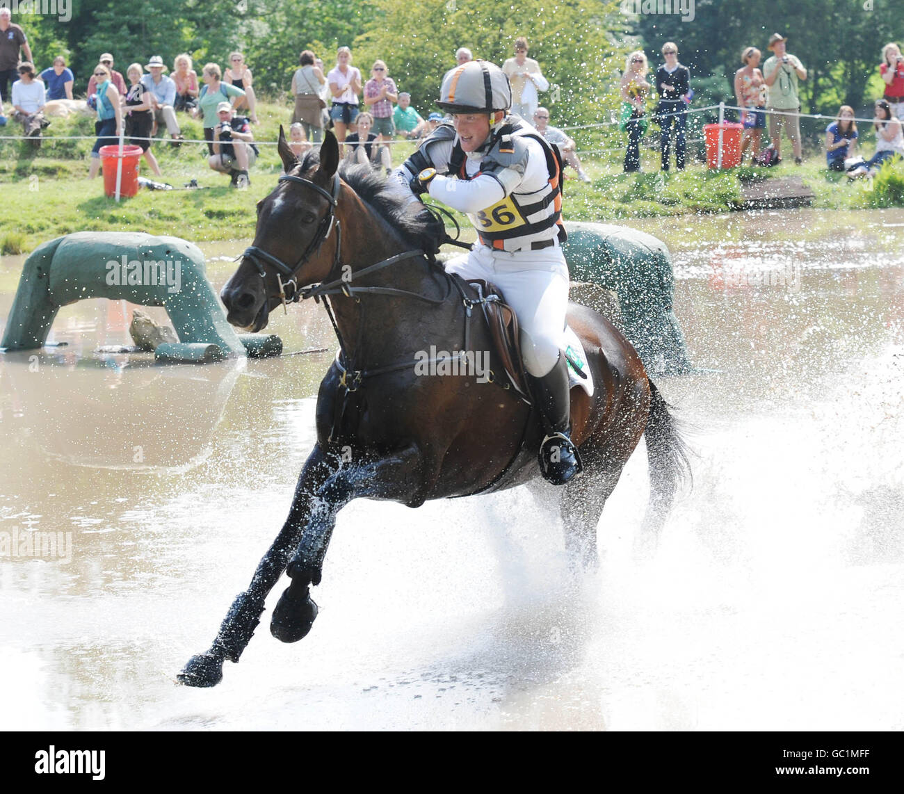 Ruth Edge attraversa il lago in ACQUA BETA durante l'Open Section of the Festival of British Eventing al Gatcombe Park di Stroud. Foto Stock