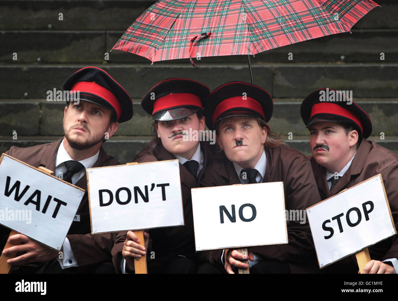 Edinburgh Fringe Festival. I Street Fascisti si esibiscono sul Royal Mile di Edimburgo come parte del Fringe Festival. Foto Stock