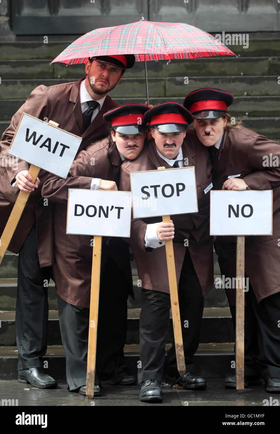 I fascisti di strada si esibiscono sul Royal Mile di Edimburgo come parte del Fringe Festival. Foto Stock