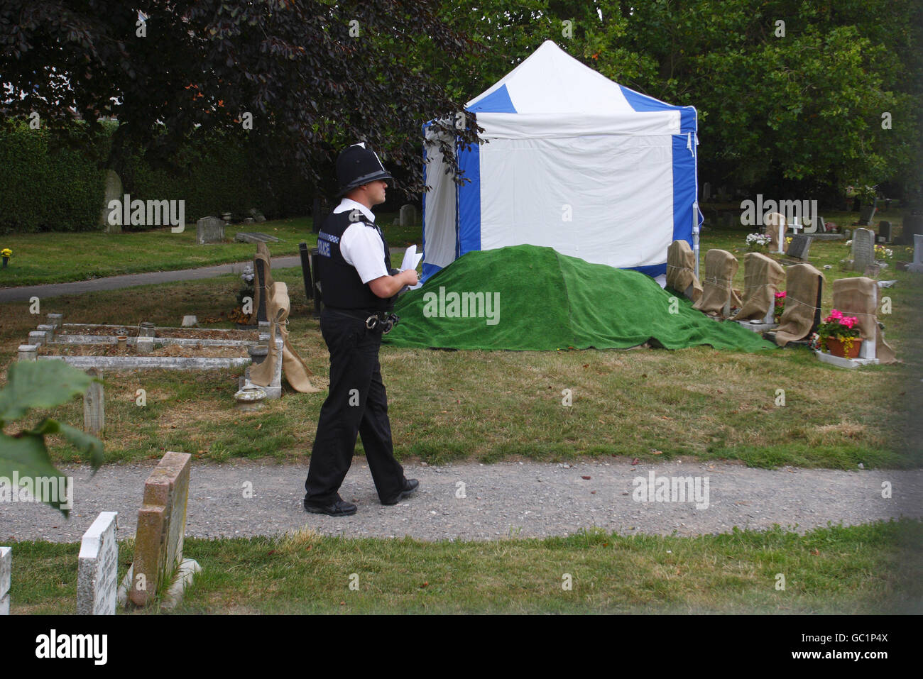 La polizia dell'Hampshire si trova in una tomba nel cimitero di Kingston a Portsmouth, dove il corpo di un uomo è stato esumato durante la notte in relazione all'assassinio di Teresa De Simone nel 1979. PREMERE ASSOCIAZIONE foto. Data immagine: Mercoledì 12 agosto 2009. Il sospetto è stato identificato dopo che il caso è stato riaperto dopo che le prove del DNA hanno dimostrato che l'uomo incarcerato per 27 anni per il crimine, Sean Hodgson, era innocente. Vedere la storia della polizia di PA Desimone. Il credito fotografico dovrebbe essere: Chris Ion/PA Wire Foto Stock