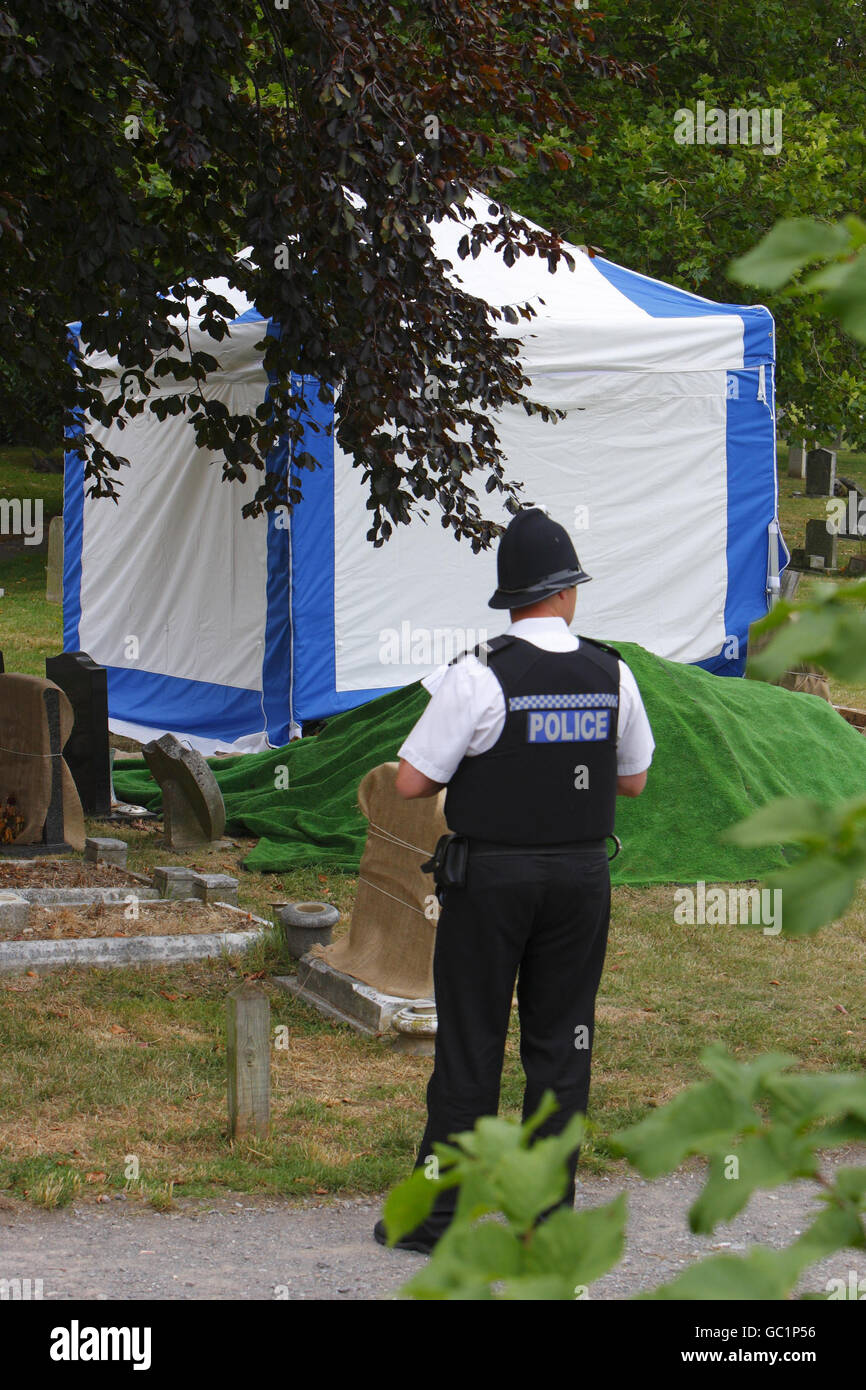La polizia dell'Hampshire si trova in una tomba nel cimitero di Kingston a Portsmouth, dove il corpo di un uomo è stato esumato durante la notte in relazione all'assassinio di Teresa De Simone nel 1979. Foto Stock