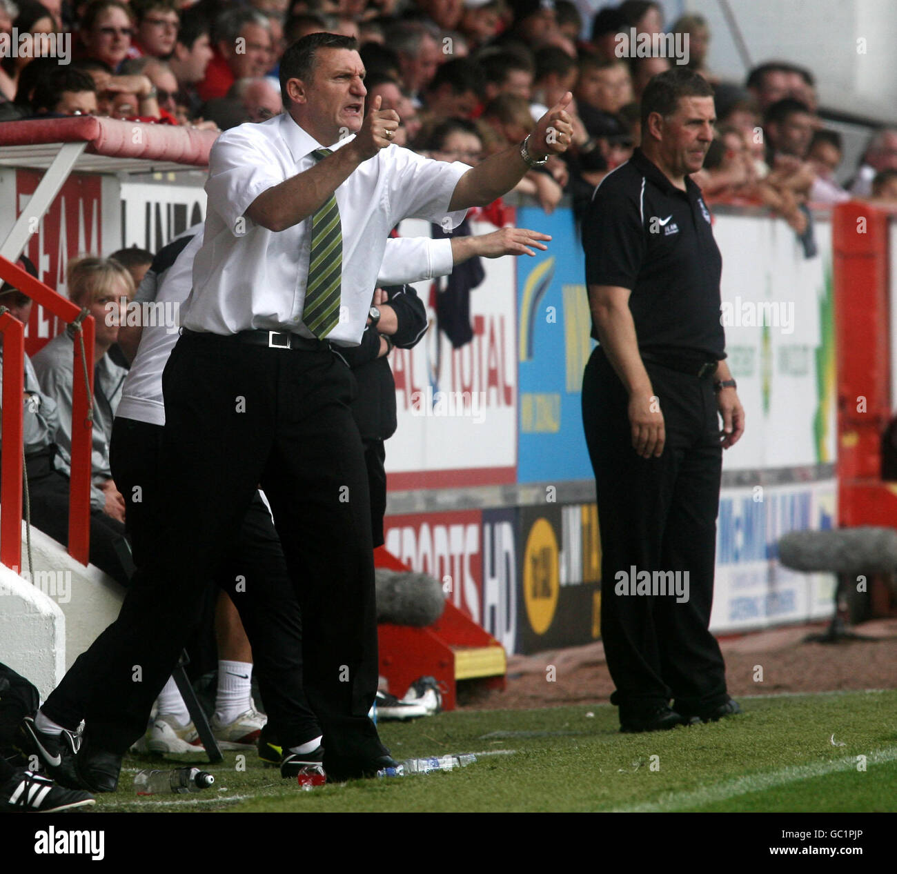 Tony Mowbray, direttore celtico (a sinistra), con Mark McGhee, direttore degli Aberdeen durante la partita della Clydesdale Bank Scottish Premier League al Pittodrie Stadium di Aberdeen. Foto Stock