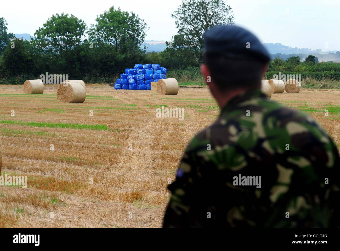 L'ufficiale di smaltimento delle bombe guarda la posizione di una bomba della seconda guerra mondiale da 500 libbre (Blue Sacks) prima di un'esplosione controllata a Ebberston, nello Yorkshire. Foto Stock L'ufficiale di smaltimento delle bombe guarda la posizione di una bomba della seconda guerra mondiale da 500 libbre (Blue Sacks) prima di un'esplosione controllata a Ebberston, nello Yorkshire. Foto Stock
