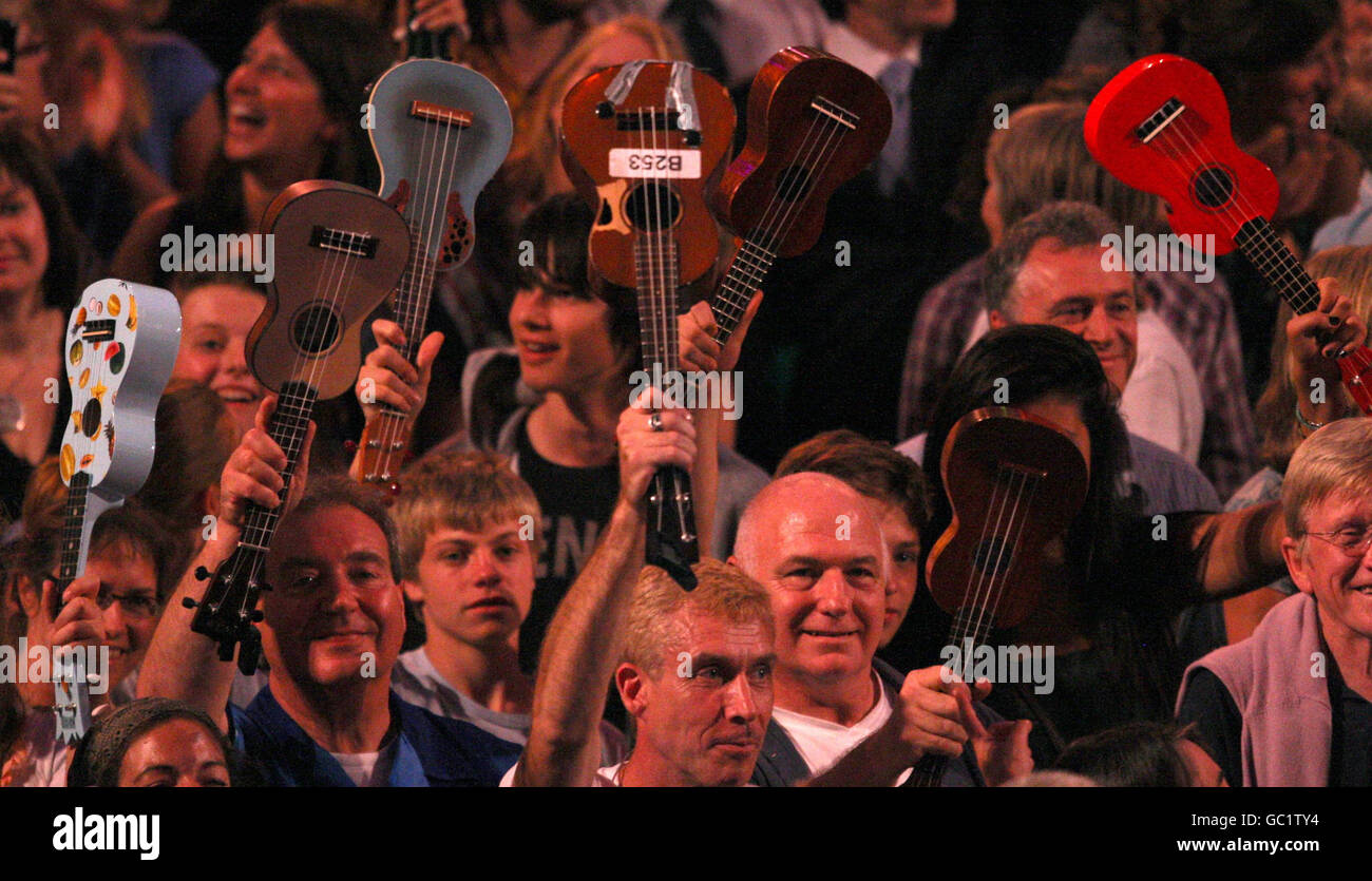 I membri del pubblico agitavano in aria i loro ukulele dopo aver suonato insieme all'Orchestra Ukulele di Gran Bretagna alla BBC Proms, presso la Royal Albert Hall, a Kensington, nella parte ovest di Londra. Foto Stock I membri del pubblico agitavano in aria i loro ukulele dopo aver suonato insieme all'Orchestra Ukulele di Gran Bretagna alla BBC Proms, presso la Royal Albert Hall, a Kensington, nella parte ovest di Londra. Foto Stock