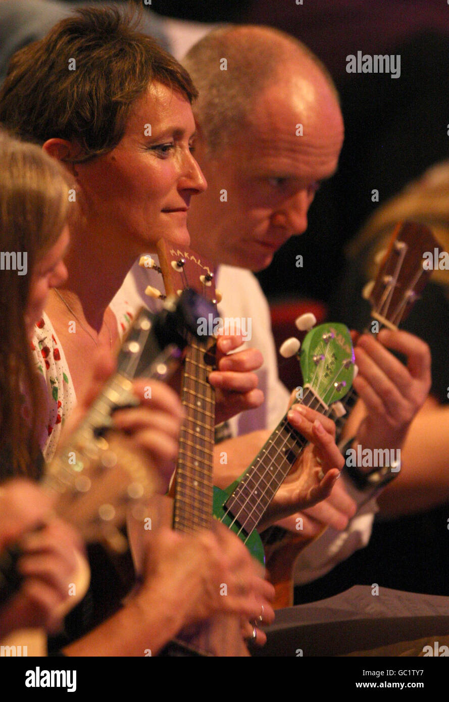 I membri del pubblico suonano insieme all'Ukulele Orchestra di Gran Bretagna presso la BBC Proms, presso la Royal Albert Hall, a Kensington, a ovest di Londra. Foto Stock I membri del pubblico suonano insieme all'Ukulele Orchestra di Gran Bretagna presso la BBC Proms, presso la Royal Albert Hall, a Kensington, a ovest di Londra. Foto Stock