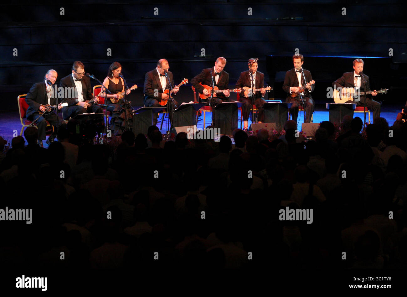 L'Ukulele Orchestra di Gran Bretagna si esibisce presso la BBC Proms, presso la Royal Albert Hall, a Kensington, a ovest di Londra. Foto Stock L'Ukulele Orchestra di Gran Bretagna si esibisce presso la BBC Proms, presso la Royal Albert Hall, a Kensington, a ovest di Londra. Foto Stock