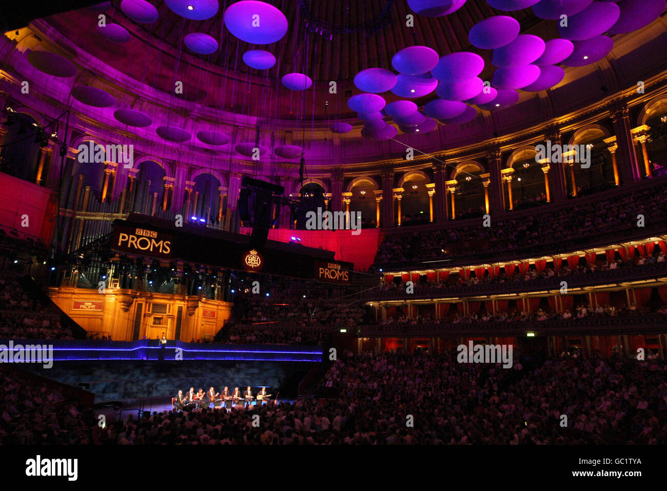 L'Ukulele Orchestra di Gran Bretagna si esibisce presso la BBC Proms, presso la Royal Albert Hall, a Kensington, a ovest di Londra. Foto Stock L'Ukulele Orchestra di Gran Bretagna si esibisce presso la BBC Proms, presso la Royal Albert Hall, a Kensington, a ovest di Londra. Foto Stock