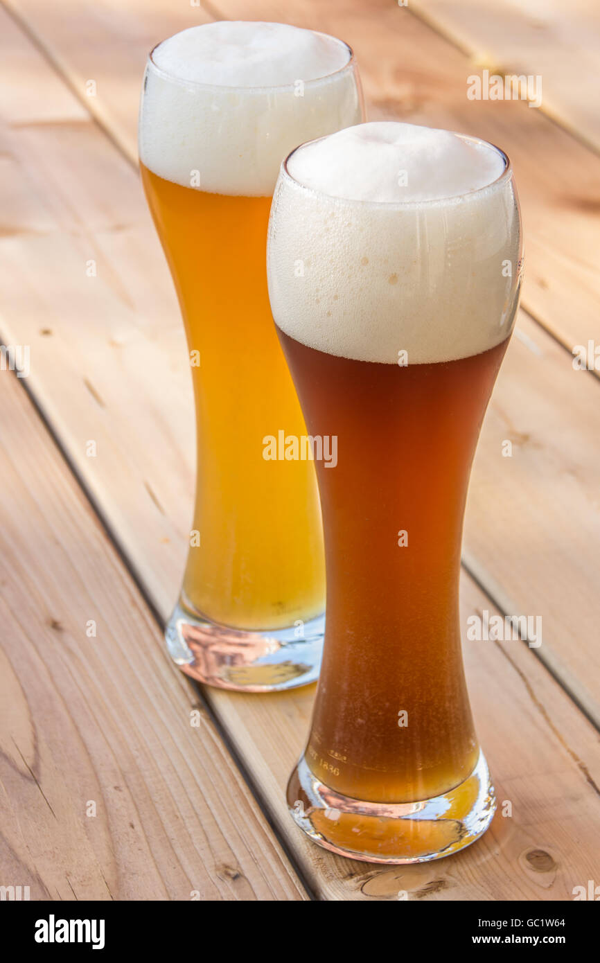 Chiaro e scuro di frumento tenero tedesco la birra in un bicchiere tradizionale Foto Stock