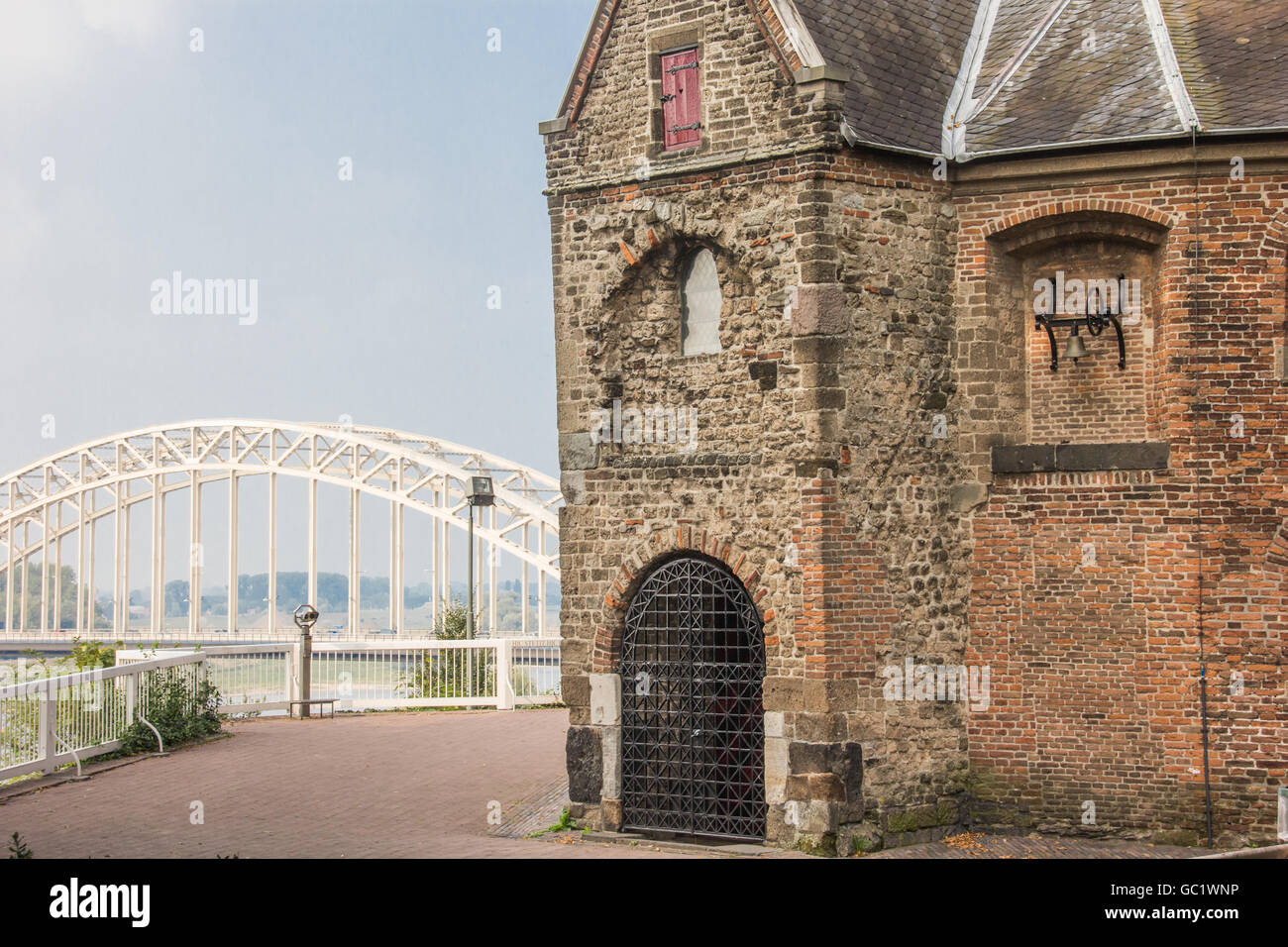 Waalbrug en Sint Nicolaas chiesa nel Valkhof di Nijmegen, Paesi Bassi Foto Stock