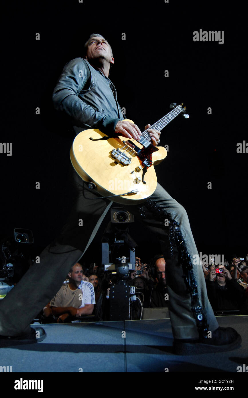 Adam Clayton degli U2 suona dal vivo al Don Valley Stadium di Sheffield come parte del loro 360 Degree Tour. Foto Stock
