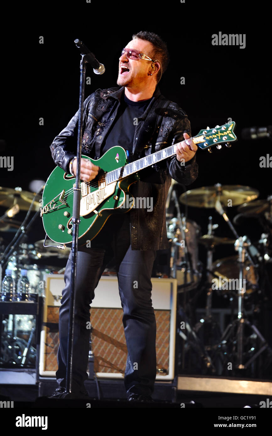 Bono degli U2 suona dal vivo allo Stadio Don Valley di Sheffield come parte del loro 360 Degree Tour. Foto Stock