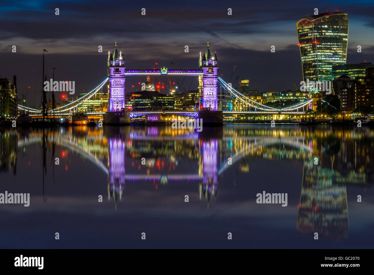 Illuminato cityscape di Londra con il Tower Bridge e Fenchurch edificio al tramonto Foto Stock