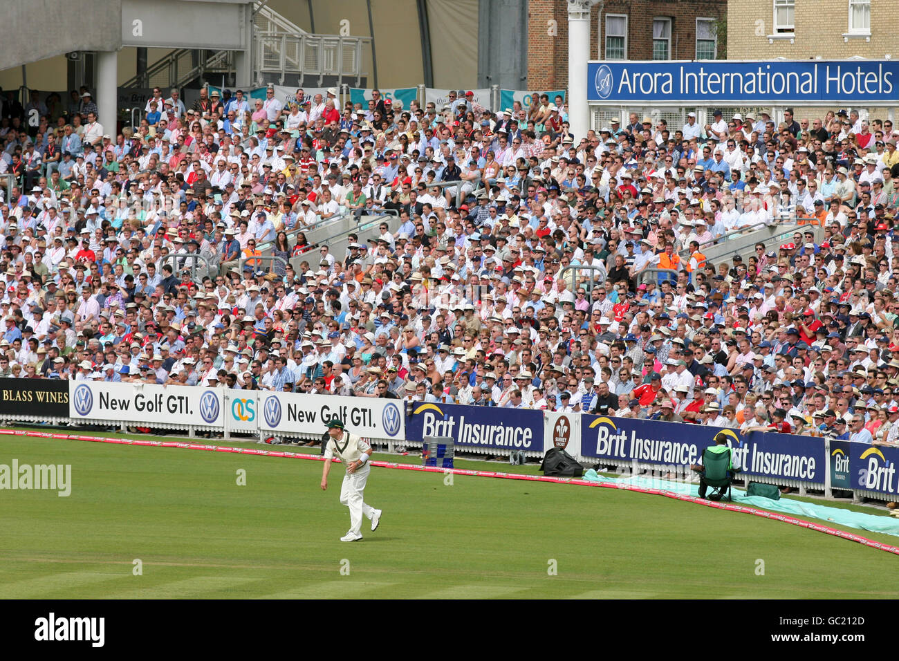 Cricket - The Ashes 2009 - Npower Fifth Test - Day Three - Inghilterra / Australia - The Brit Oval. Gli spettatori osservano l'azione dagli stand Foto Stock