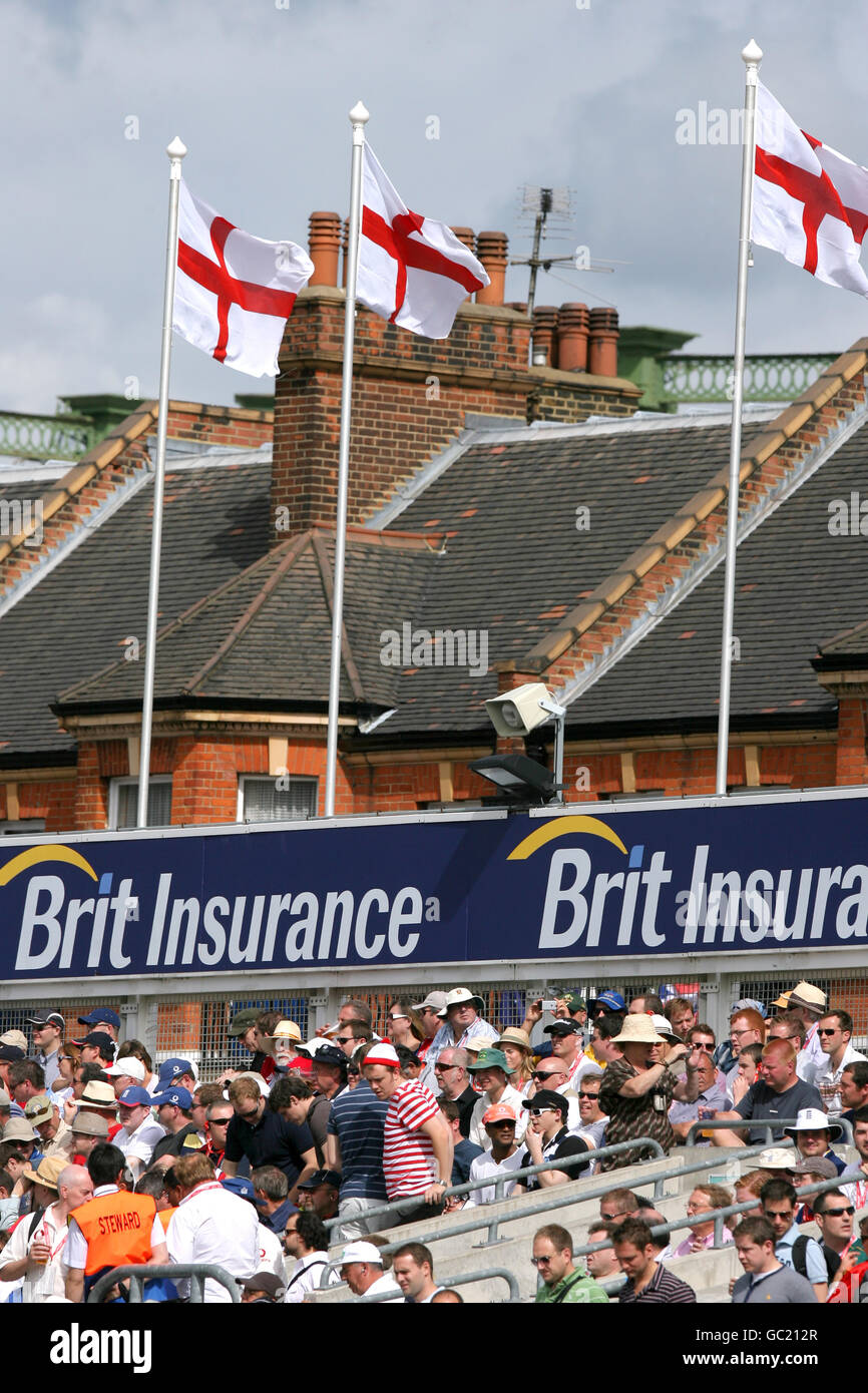 Cricket - The Ashes 2009 - Npower Fifth Test - Day Three - Inghilterra / Australia - The Brit Oval. Gli spettatori osservano l'azione dagli stand Foto Stock