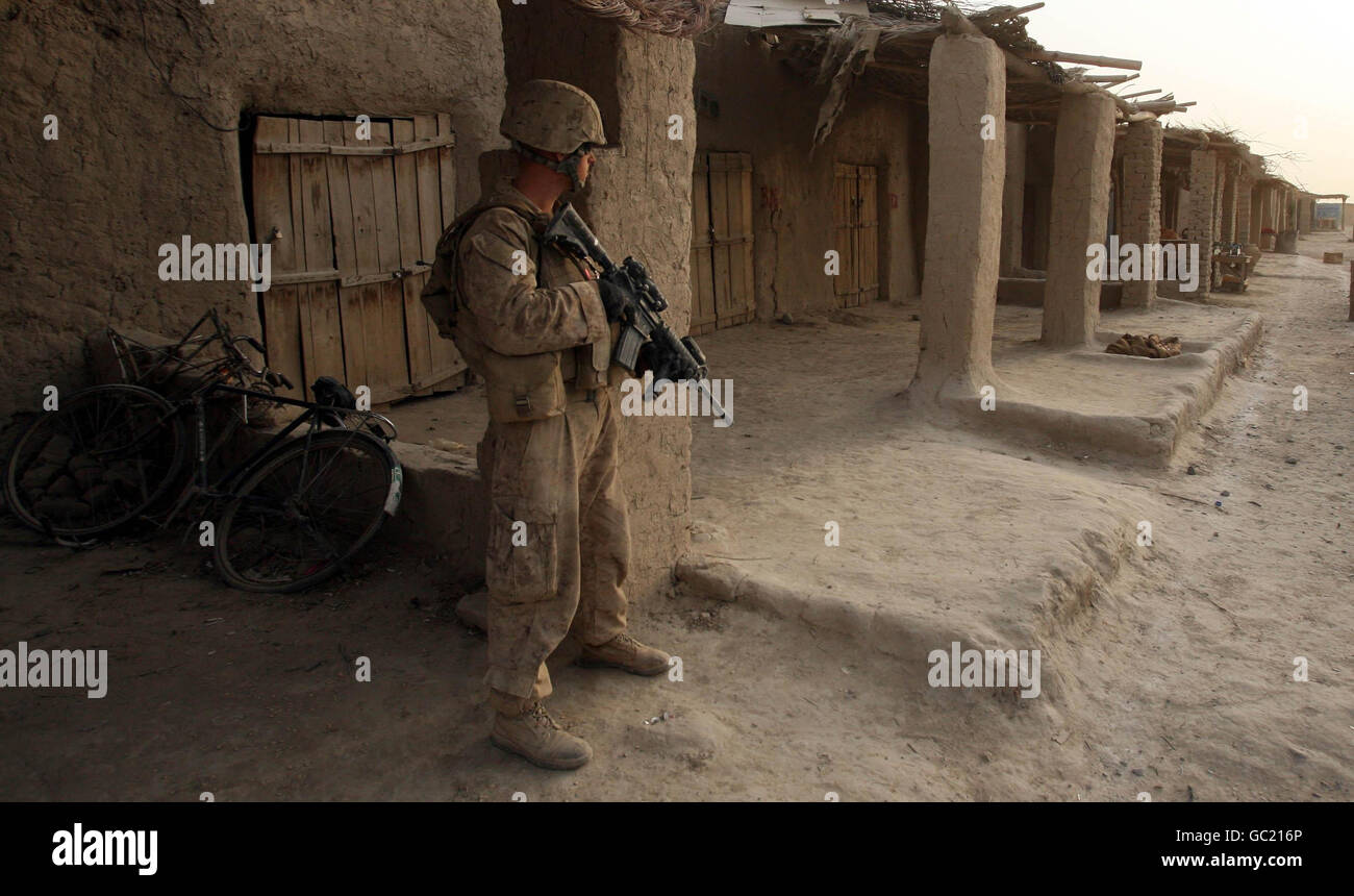 Una marina americana tiene sotto controllo una strada mentre in pattuglia a Khan Neshin, provincia di Helmand, Afghanistan, il più a sud di qualsiasi truppe di coalizione e vicino al confine del Pakistan. Foto Stock
