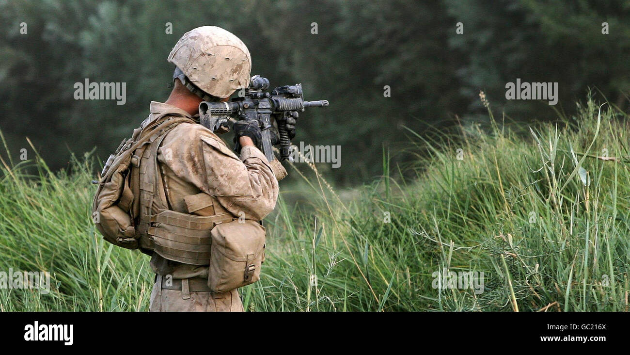 Un'American Marine guarda attività sospette mentre si è in pattuglia a Khan Neshin, nella provincia di Helmand, in Afghanistan, il più a sud di qualsiasi truppe di coalizione e vicino al confine del Pakistan. Foto Stock