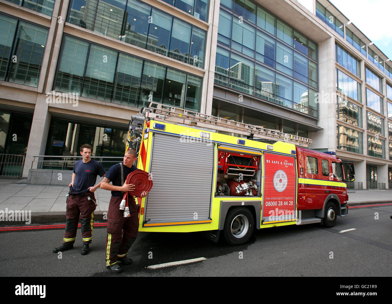 I vigili del fuoco assistono alla scena di un incendio presso la sede centrale britannica di Google a Londra, dopo che si è scoppiata una fiamma su un patio sul tetto. Foto Stock