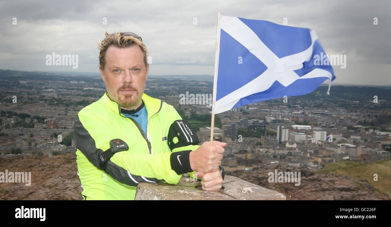 Eddie Izzard in cima all'Arthur's Seat di Edimburgo, parte del suo tentativo di correre più di 1,000 miglia in tutto il Regno Unito per beneficenza. Foto Stock