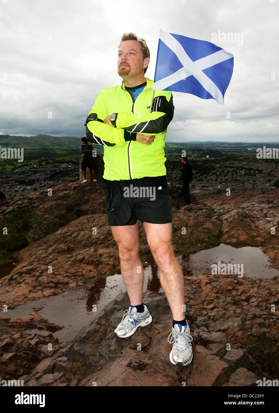 Eddie Izzard in cima all'Arthur's Seat di Edimburgo, parte del suo tentativo di correre più di 1,000 miglia in tutto il Regno Unito per beneficenza. Foto Stock