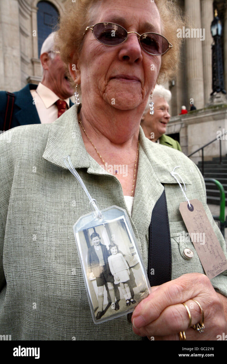 Una foto di Edna e John Cooper dal Finsbury Park è tenuta da Edna quando arriva alla Cattedrale di St Paul per un servizio commemorativo del 70° anniversario dei primi bambini evacuati durante la seconda guerra mondiale. Foto Stock