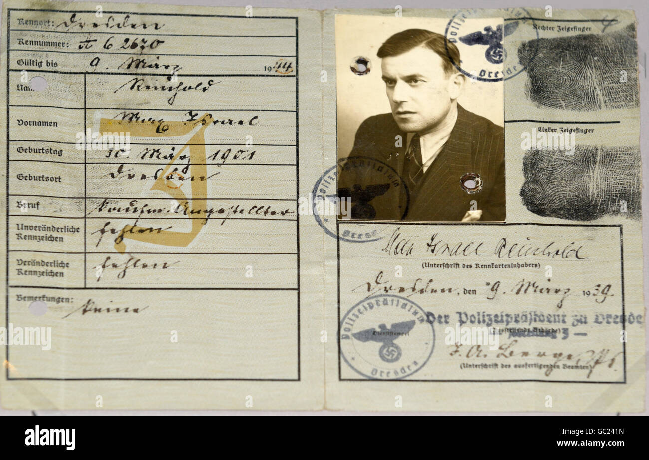 Passaporto ebraica dalla Germania nazista, 1939, stampato con una grande J sul lato sinistro per identificare il titolare, Max Reinhold, come ebreo Foto Stock