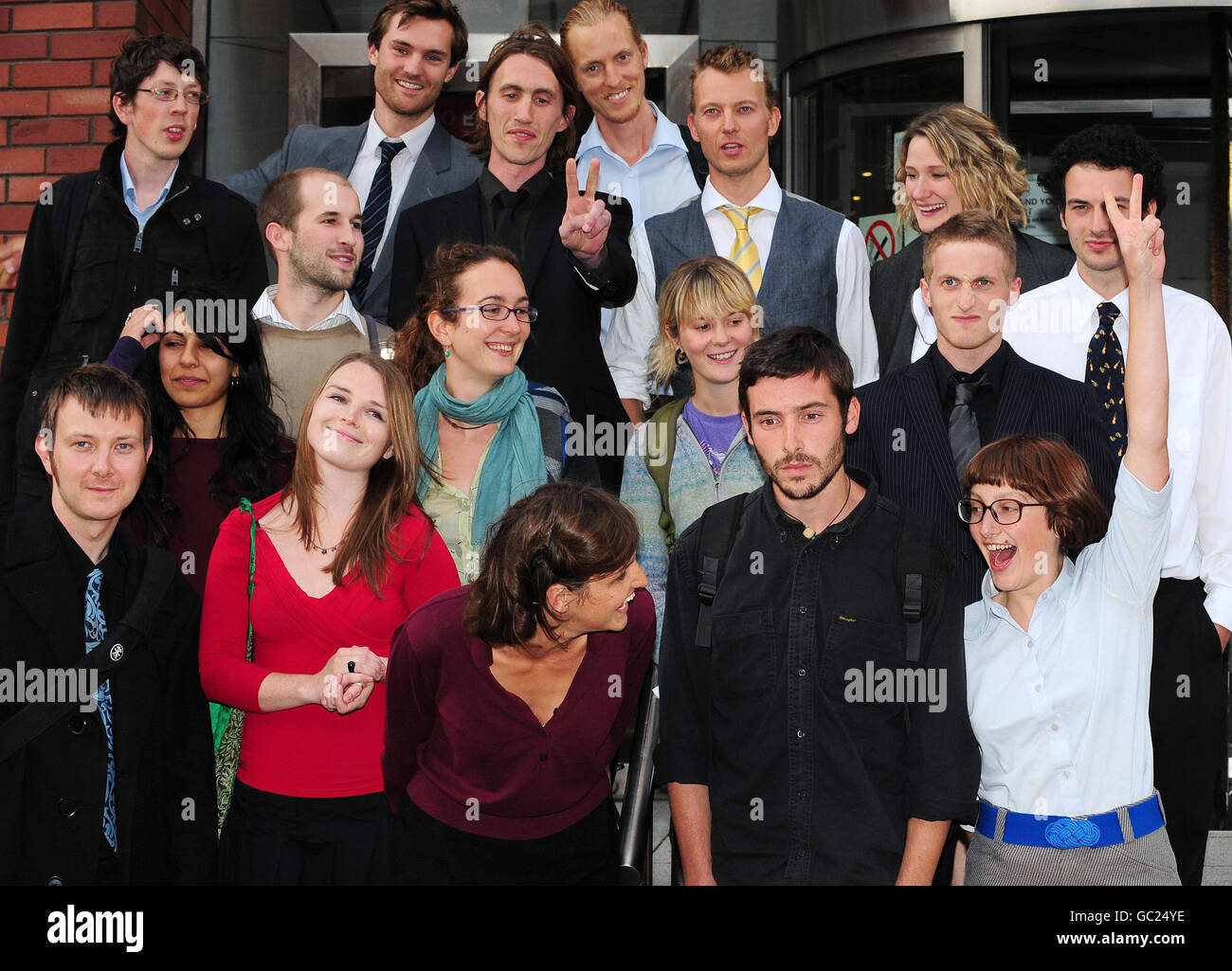 I manifestanti sul cambiamento climatico fuori dalla Leeds Crown Court dopo la condanna per aver agguantato un treno merci diretto alla Drax Power Station, North Yorkshire. Foto Stock