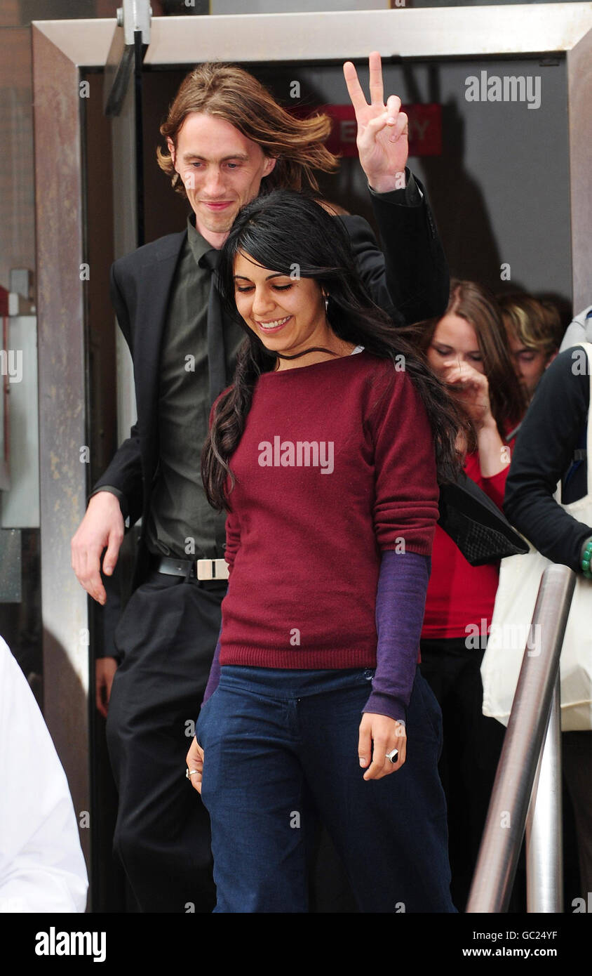 I manifestanti del cambiamento climatico lasciano il Tribunale della Corona di Leeds dopo la loro condanna per aver imboscato un treno merci diretto alla Stazione Centrale di Drax, nello Yorkshire del Nord. Foto Stock