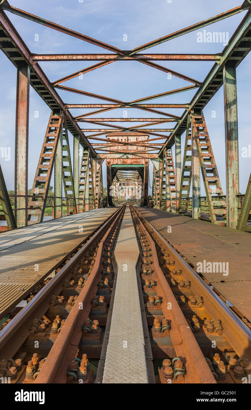 Rusty vecchio ponte in acciaio Friesenbrucke vicino a Weener in Germania Foto Stock
