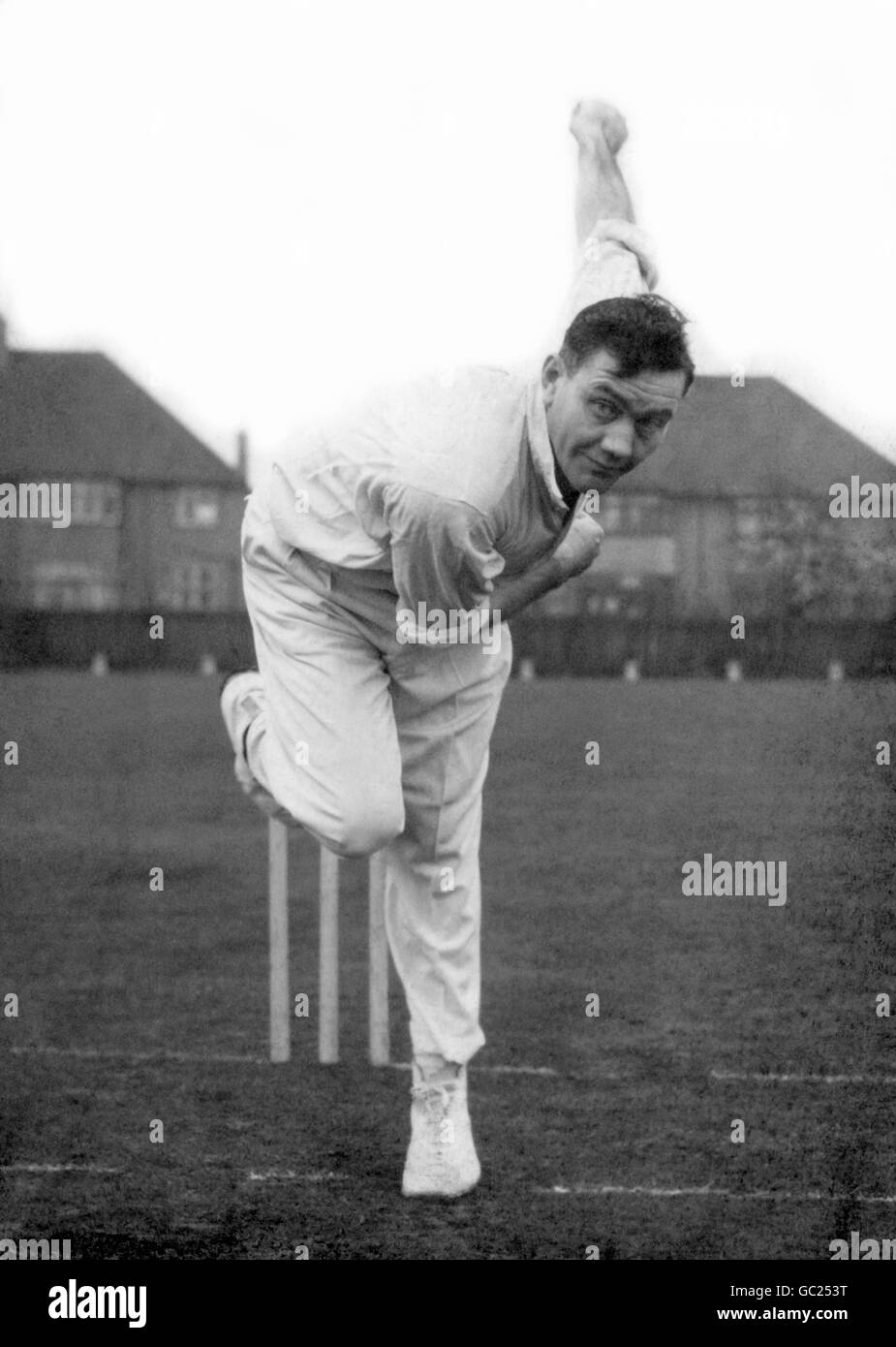 Cricket - fotocall Surrey Practice. Alec Bedser, uno dei gemelli di Surrey, durante una sessione di pratica. Foto Stock