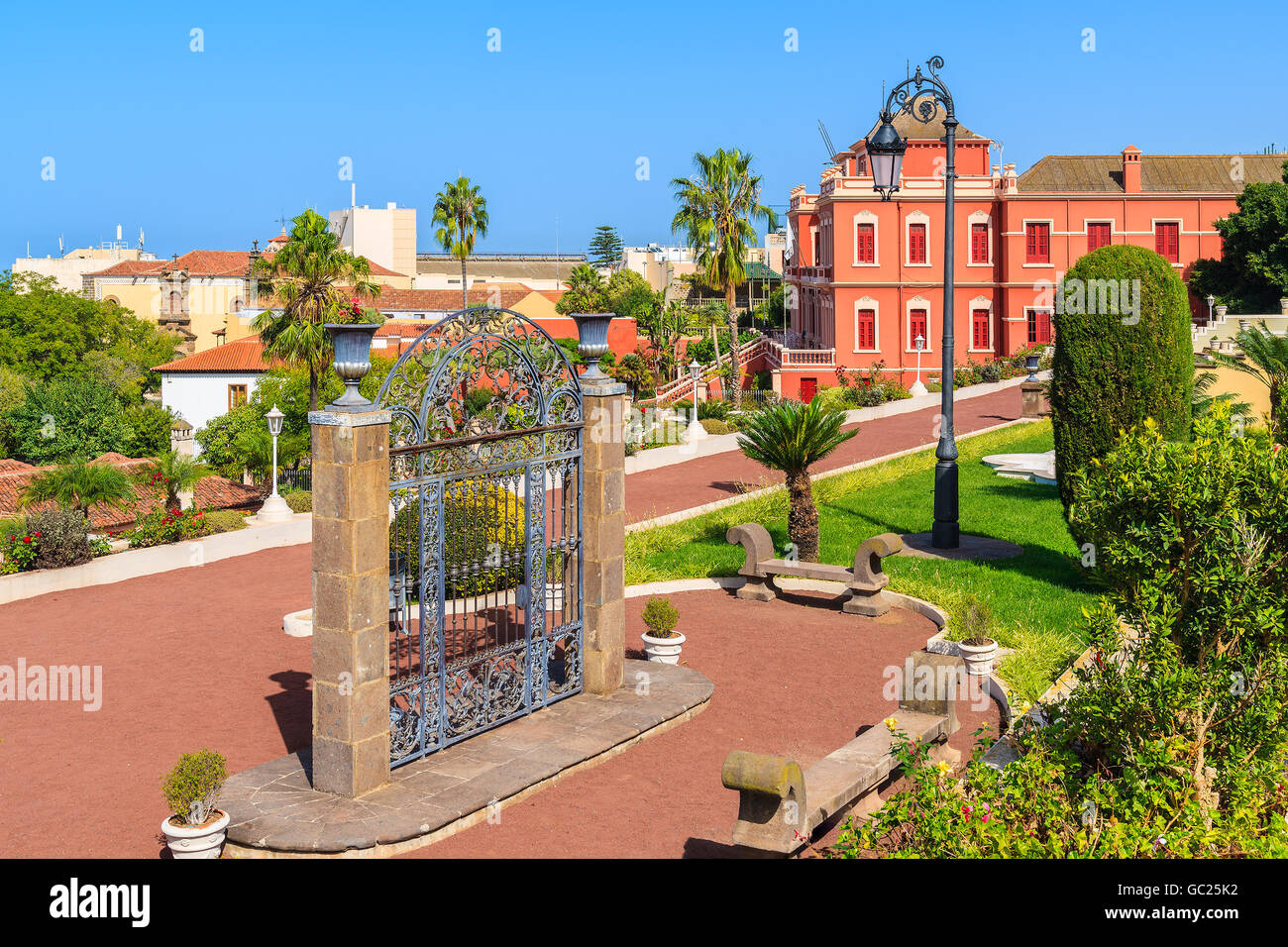 Cancello in giardini tropicali di La Orotava town, Tenerife, Isole Canarie, Spagna Foto Stock