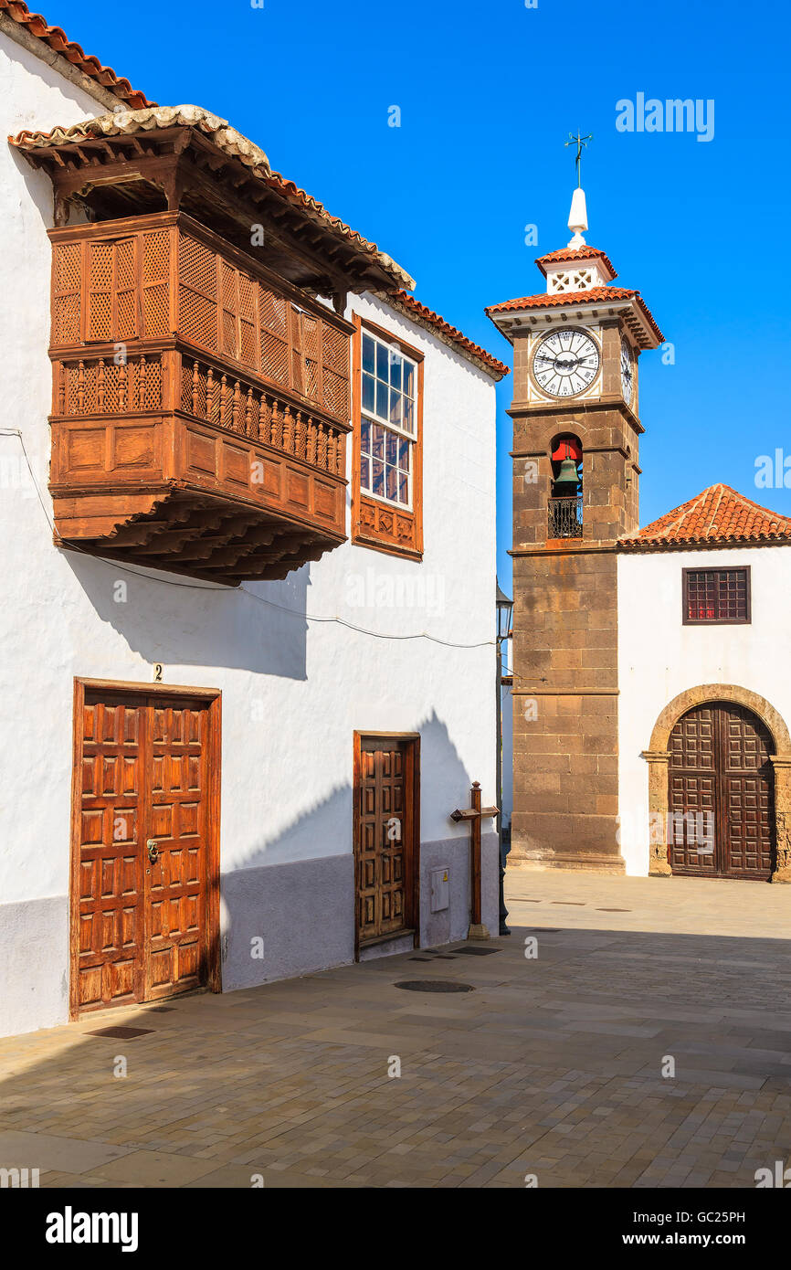 Street con il tipico stile delle Canarie la chiesa di San Juan de la Rambla town, Tenerife, Isole Canarie, Spagna Foto Stock