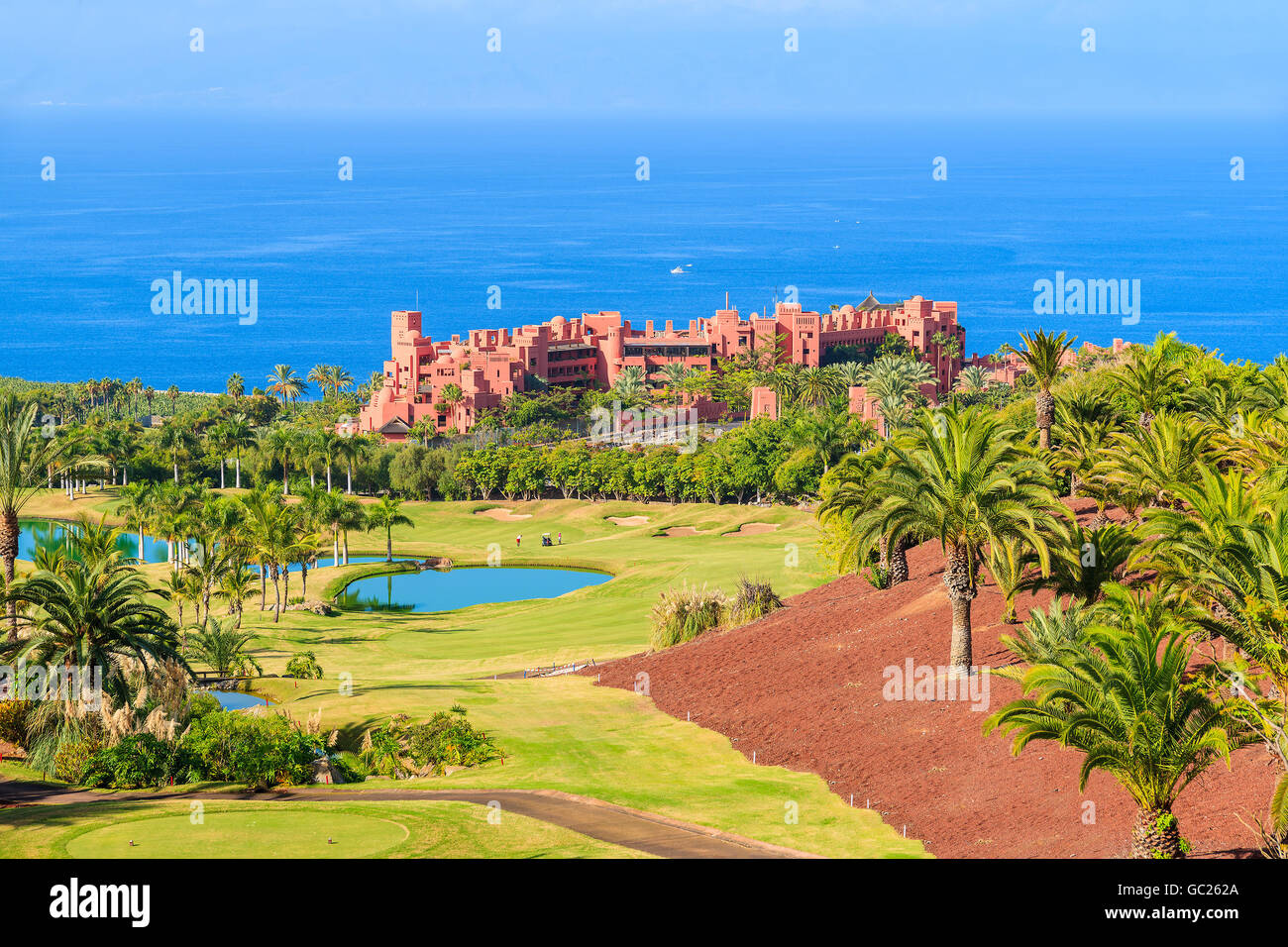 TENERIFE, ISOLE CANARIE - Nov 17, 2015: una vista di lusso Abama Hotel che si trova su di un campo da golf in giardini tropicali su T Foto Stock