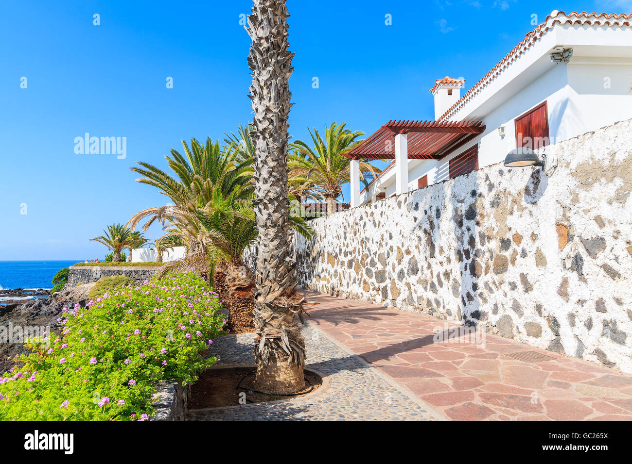 Passeggiata costiera lungo l'Oceano Atlantico in Alcala village, Tenerife, Isole Canarie, Spagna Foto Stock