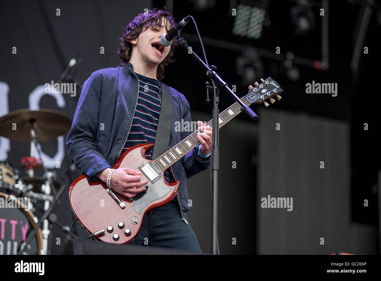 Wrexham, Regno Unito. Il 2 luglio 2016. Piuttosto vizioso eseguire a Gianfranco Università Racecourse, Wrexham sostenere gli Stereophonics su Foto Stock