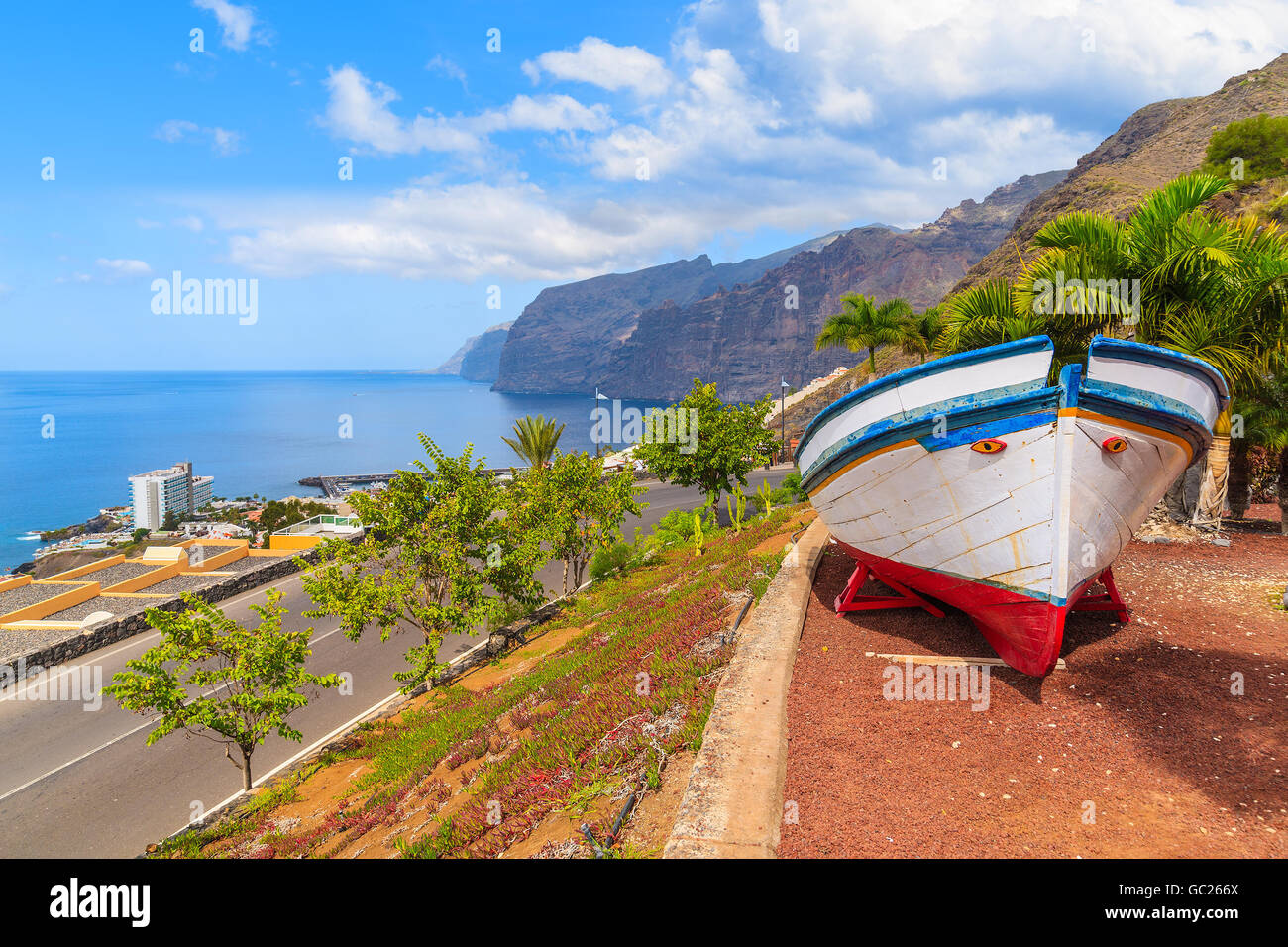 Colorate barche da pesca in prossimità dell'oceano di Los Gigantes, Tenerife, Isole Canarie, Spagna Foto Stock