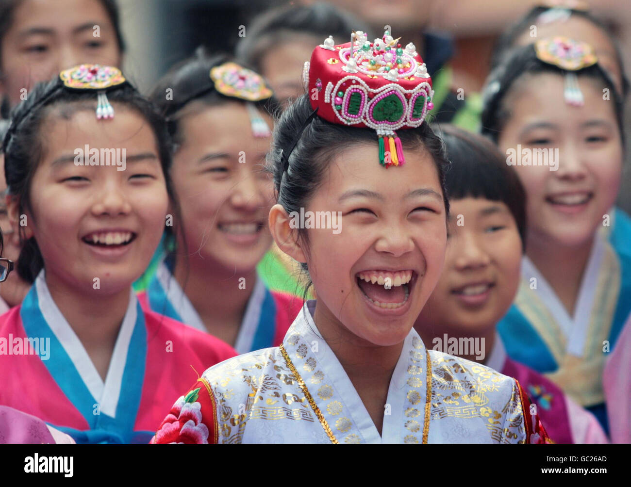 I bambini dello Yong-in City Performing Arts Group Korea si esibiscono gratuitamente sul Royal Mile di Edimburgo come parte del Festival Internazionale di Edimburgo. Foto Stock