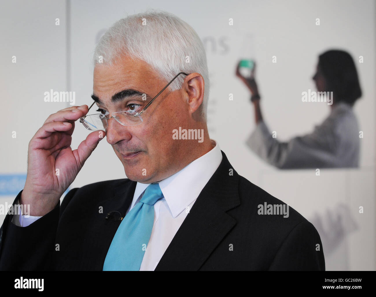 Il Cancelliere dello scacchiere Alistair Darling visita il nuovo Darwin Center al National History Museum di Londra. Foto Stock