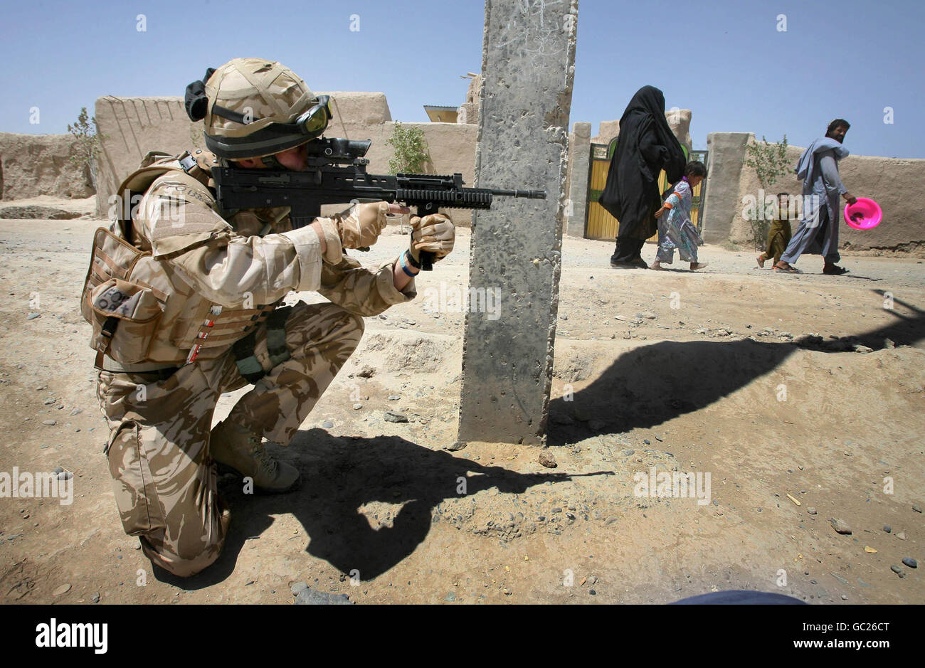 SGT Richard Fortheringham del 40° Reggimento l'artiglieria reale guarda un veicolo sospetto accanto ad una stazione di scrutinio durante una pattuglia a Lashkar Gah, Afghanistan. Foto Stock