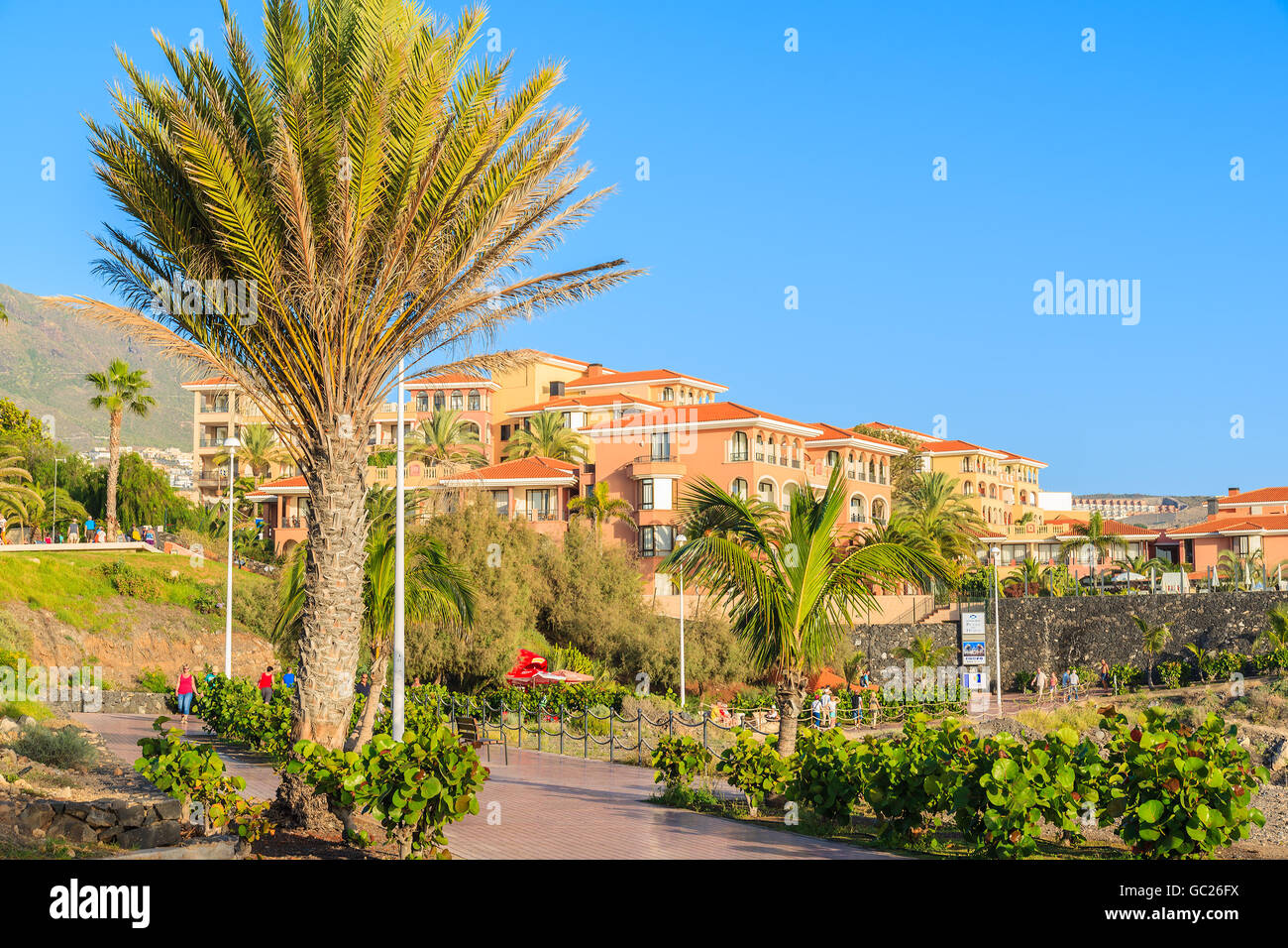 COSTA ADEJE, TENERIFE - Nov 18, 2015: passeggiata costiera in Costa Adeje città di vacanze, luogo più diffuso nel sud di Tenerife, Ca Foto Stock