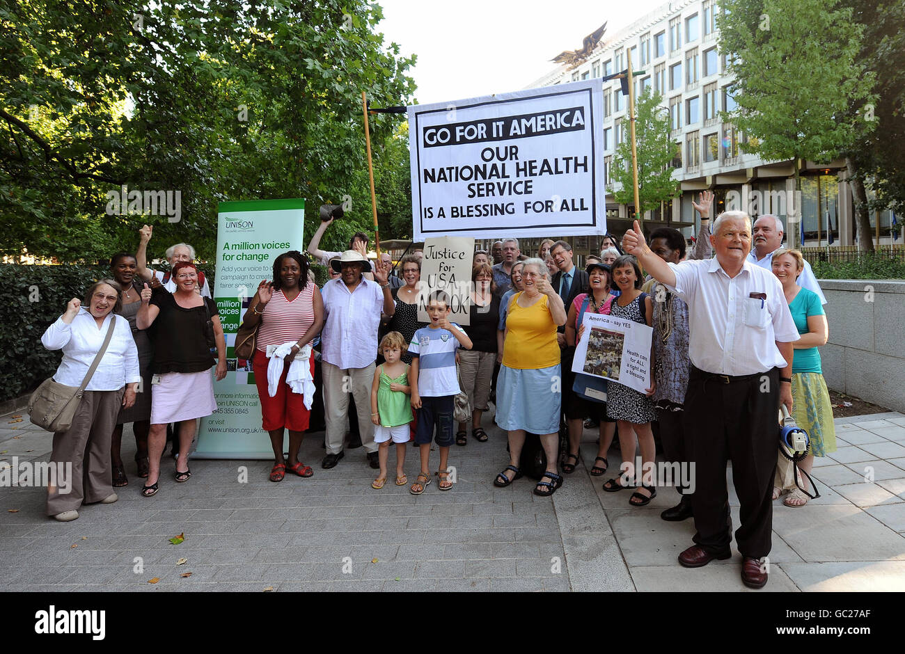 Bruce Kent (a destra) dirige una protesta fuori dall'ambasciata degli Stati Uniti a Grosvenor Square, nel centro di Londra, a sostegno dell'NHS. Foto Stock