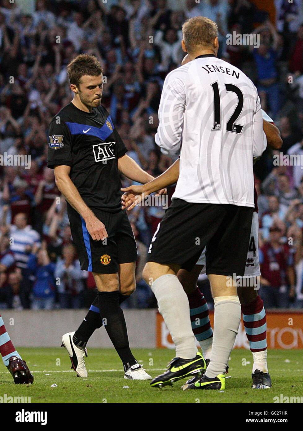 Michael Carrick (a sinistra) di Manchester United si guarda deposto dopo che il suo calcio di punizione è salvato dal portiere Burnley Brian Jensen (a destra). Foto Stock