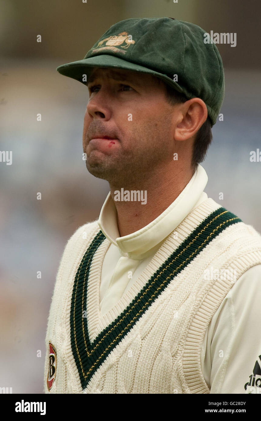 Il capitano australiano Ricky Ponting dopo essere stato colpito in faccia da un colpo di Matt Priore dell'Inghilterra durante la quinta prova di npower Match all'Oval di Londra. Foto Stock