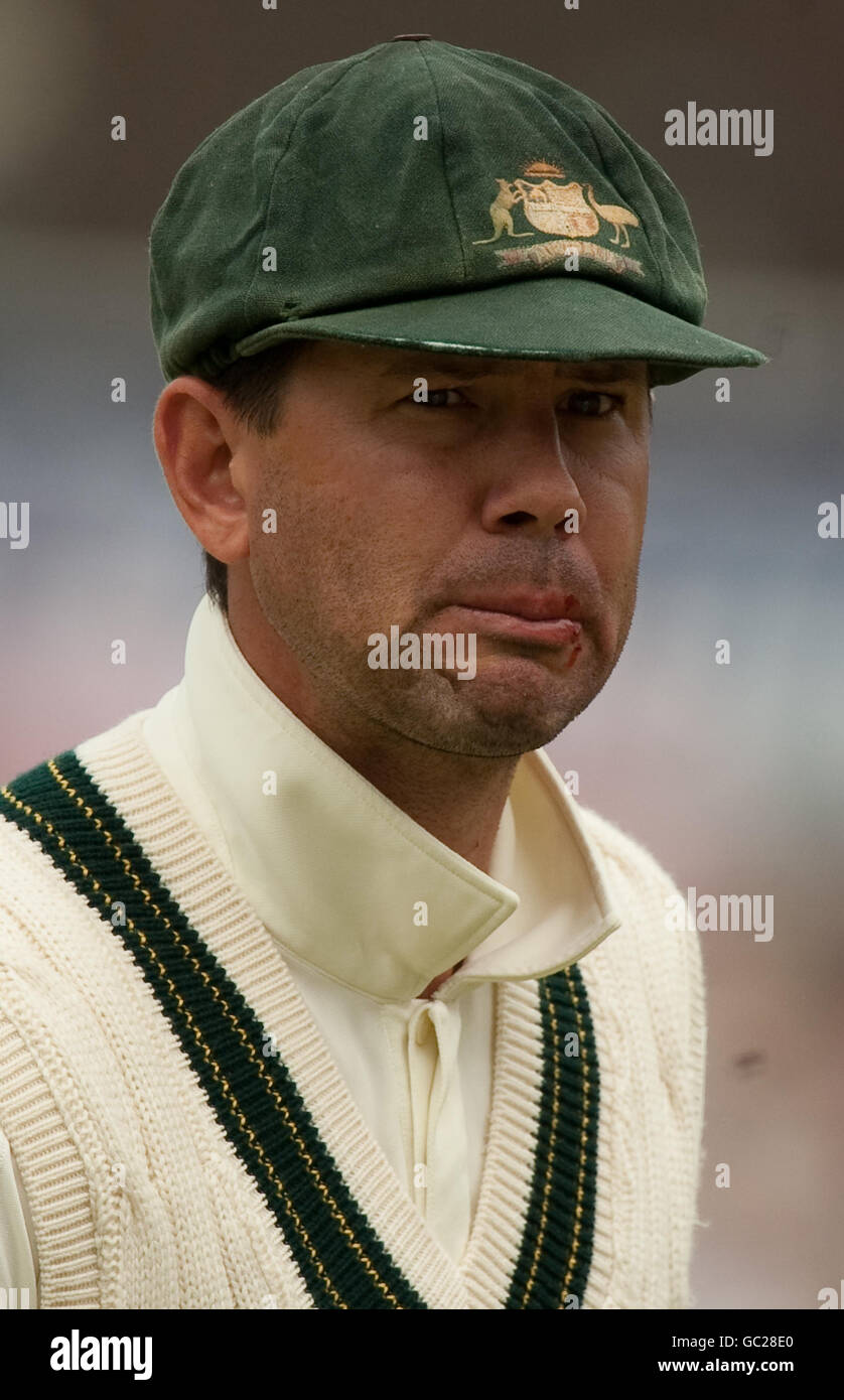 Il capitano australiano Ricky Ponting dopo essere stato colpito in faccia da un colpo di Matt Priore dell'Inghilterra durante la quinta prova di npower Match all'Oval di Londra. Foto Stock