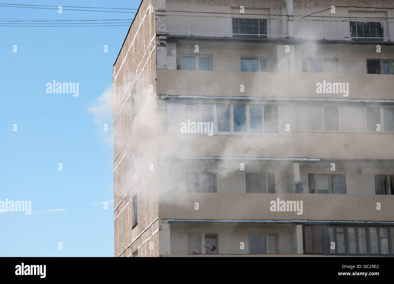 Mosca, Russia, luglio 07. 2016: - Grande incendio in edificio di appartamenti in Pavla Korchagina street, 7 Foto Stock