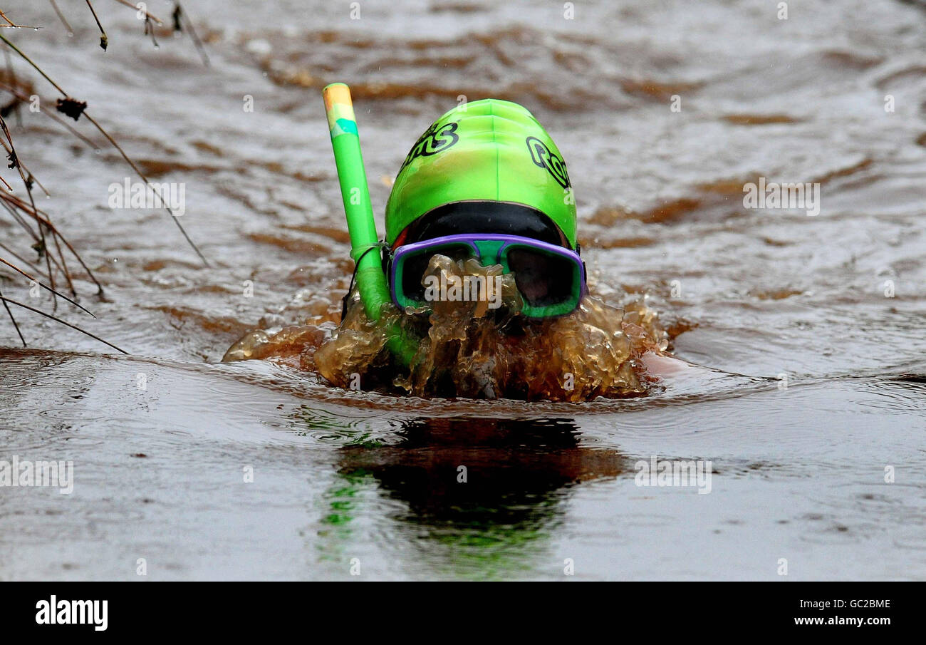 Un concorrente partecipa all'annuale World Bog snorkeling Championship, Waen Rhydd Bog, Llanwrtyd Wells. Foto Stock