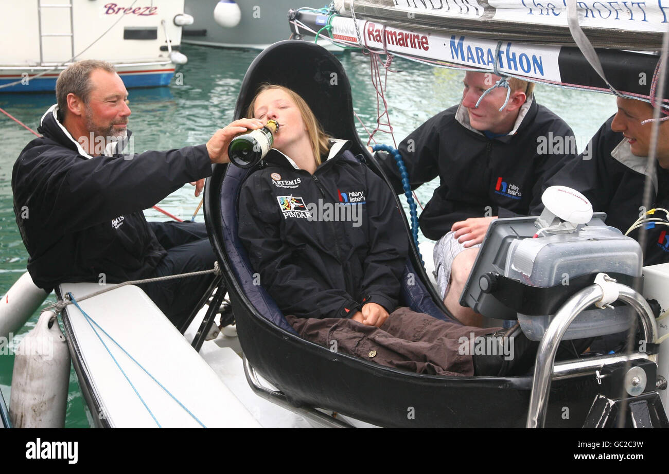 Yachtswomen Hilary Lister condivide champagne con il suo project manager Toby May (a sinistra) e i membri del suo team di supporto dopo essere arrivati ieri a dover Kent, diventando la prima quadriplegica femminile a navigare da solo in Gran Bretagna. Foto Stock