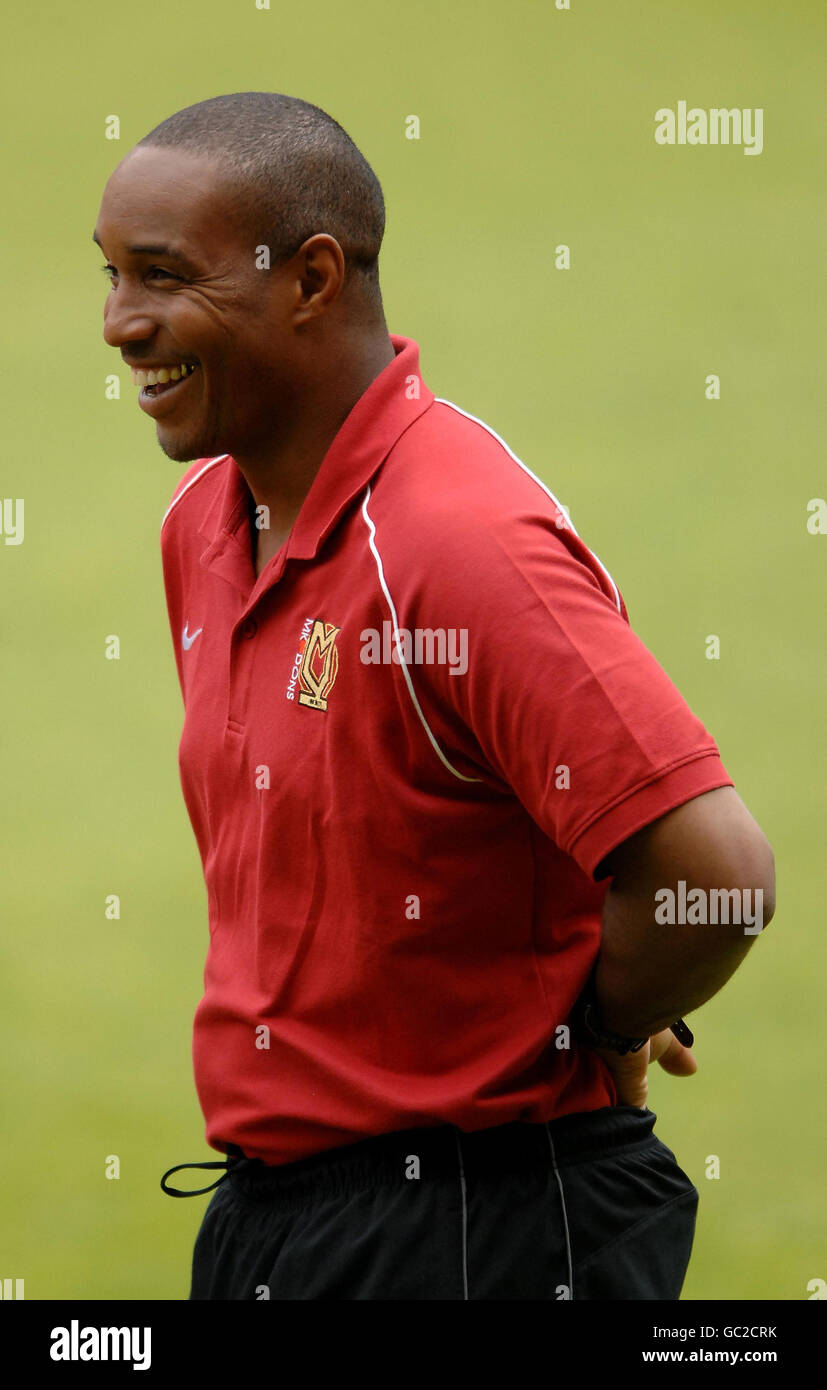 Paul Ince, manager di Milton Keynes Dons, sorride prima del calcio d'inizio durante la partita della Coca Cola Football League 1 allo stadio MK, Milton Keynes. Foto Stock