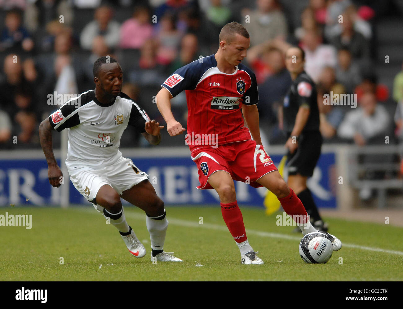 Milton Keynes Dons' Jemel Johnson (a sinistra) e Danny Drinkwater di Huddersfield combattono per la palla durante la partita della Coca Cola Football League One allo stadio MK, Milton Keynes. Foto Stock