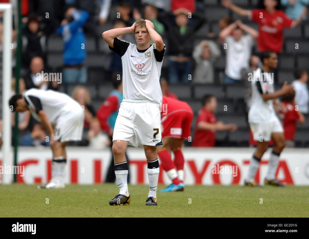 Stephen Gleeson rues di Milton Keynes Dons un'occasione persa da uno dei suoi compagni di squadra nei minuti morenti durante la partita della Coca Cola Football League 1 allo stadio MK, Milton Keynes. Foto Stock