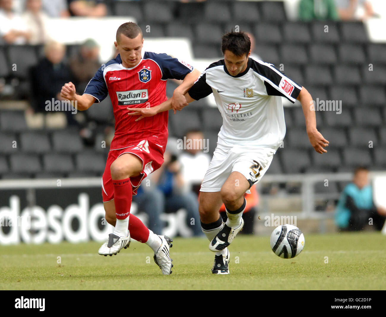 Luke Howell (a destra) di Milton Keynes Dons e Danny Drinkwater di Huddersfield combattono per la palla durante la partita della Coca Cola Football League 1 allo stadio MK, Milton Keynes. Foto Stock